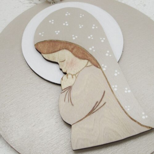 Placa de madera, niña virgen rezando.